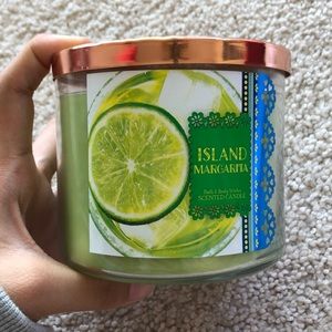 SELLING BATH AND BODY WORKS CANDLE